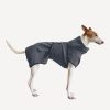 Tebt terrier trägt einen Hunde-Bademantel in grau-blau
