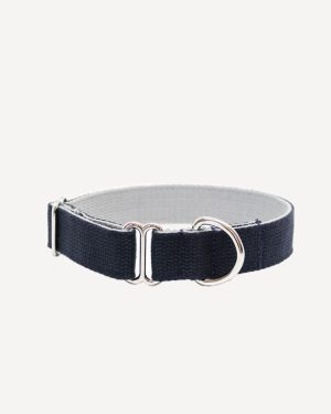 Schlupf-Hundehalsband aus 2,5 cm breiten Baumwollband von Vackertass. Es ist innen hellgrau, außen dunkelblau.
