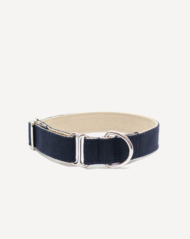 Schlupf-Hundehalsband aus 2,5 cm breiten Baumwollband von Vackertass. Es ist innen beige, außen dunkelblau.