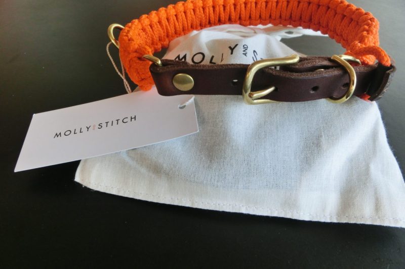 Oranges Halsband von Molly and Stitch kommt in einem Stoffsäckchen.