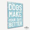 Dogs make your day better, weißer Text auf hellblauen Hintergrund
